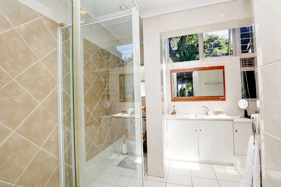 5 Bedroom Property for Sale in Loevenstein Western Cape